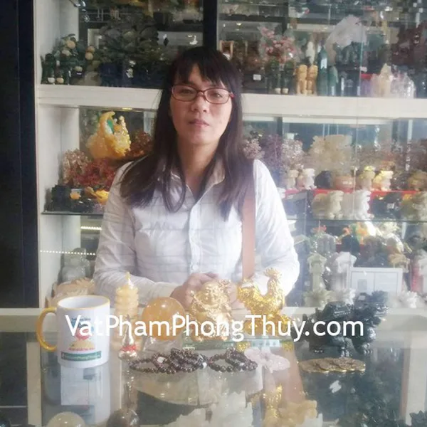 Chị Hải - khách hàng mua Tiền hoa mai CC1139, Hồ lô D206, Quả cầu thạch anh M191, Tỳ hưu GM016, Tháp văn xương GM061, Phật di lặc H251G, Gà vàng G077A, Chuỗi tỳ hưu S6007, Chuỗi mắt mèo S6436