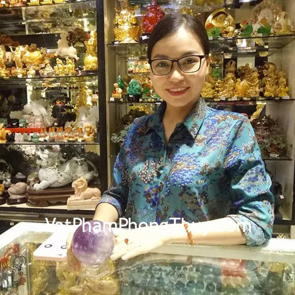 Chị Linh - khách hàng mua  cầu thạch anh tím GM142 và chuỗi đá mặt trời S6363