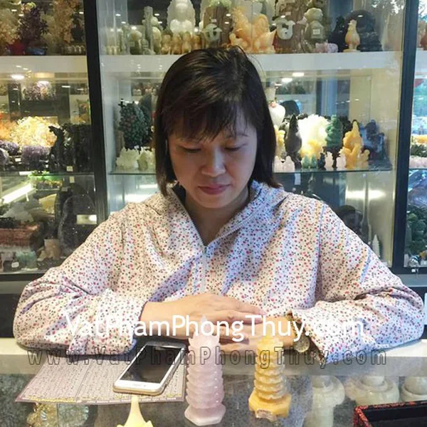 Chị Hằng - khách hàng mua tháp văn xương đá ngọc hoàng long và tháp văn xương thạch anh hồng