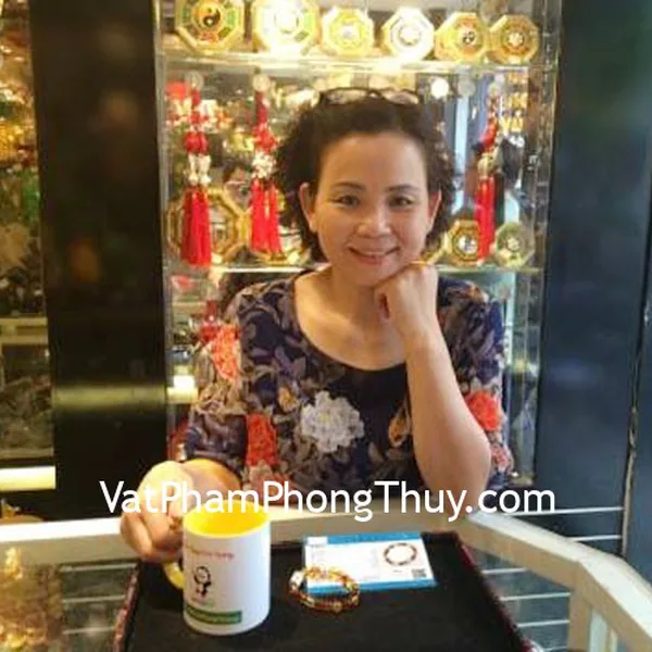 Cô Hường- Khách hàng mua Chuỗi hổ phách nâu vàng A++