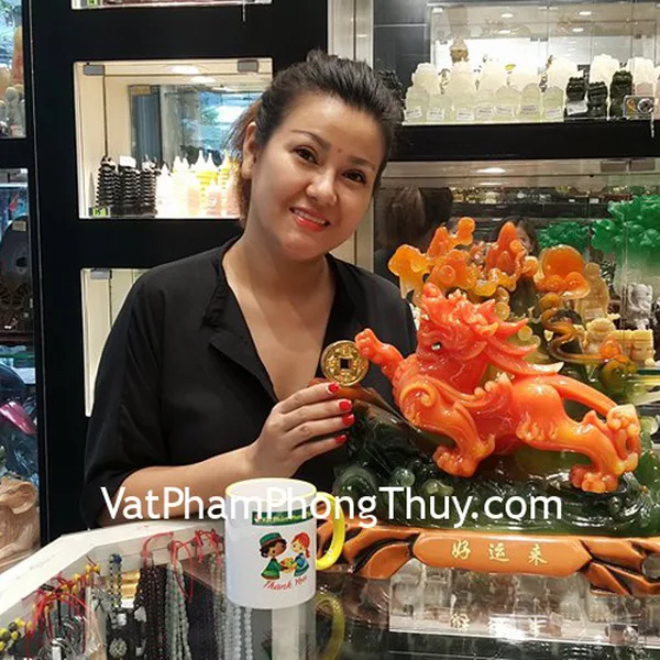 Chị Loan - khách hàng mua tượng tỳ hưu đỏ vờn trên núi K120M