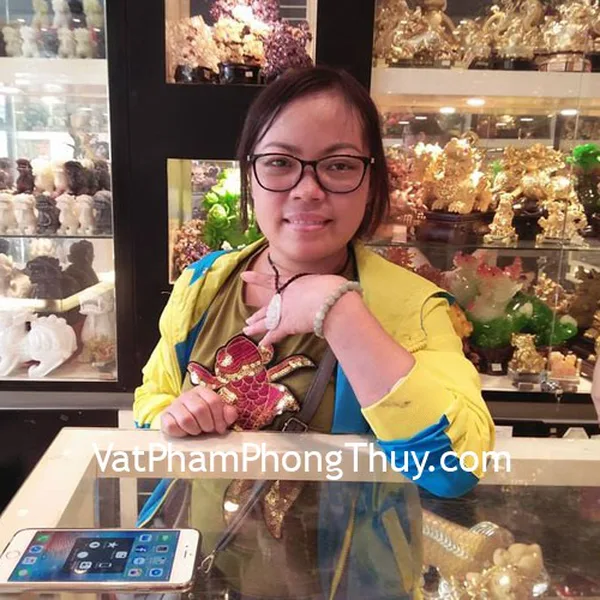 Chị Huyền - khách hàng mua phật bản mệnh Phỉ thuý tuổi Hợi, chuỗi phỉ thuý xanh đậm