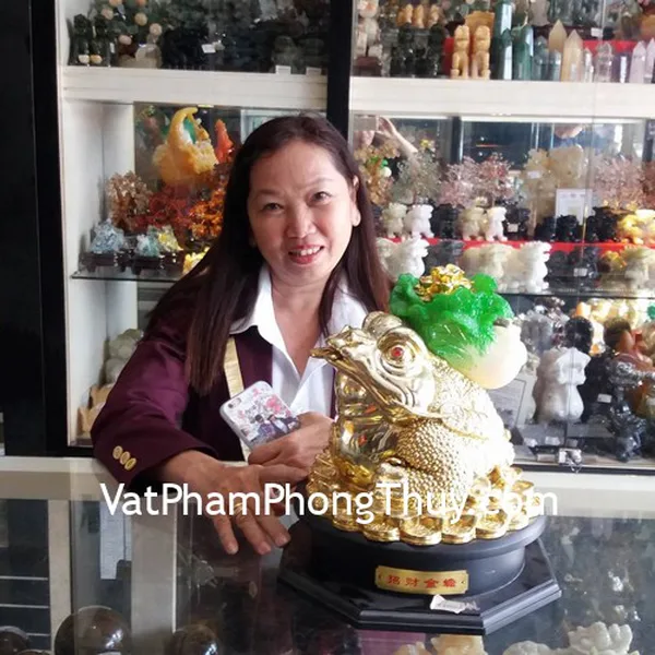 Chị Tuyết Lan - khách hàng mua Thiềm thừ vàng cõng bắp cải xanh E055