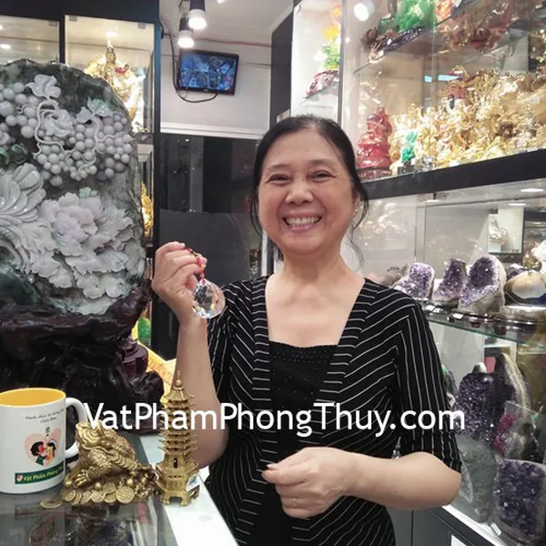 Cô Hòa-khách hàng mua cóc đồng trung D213 tháp văn xương bằng đồng 9 tầng D209 và quả cầu treo pha lê S6282