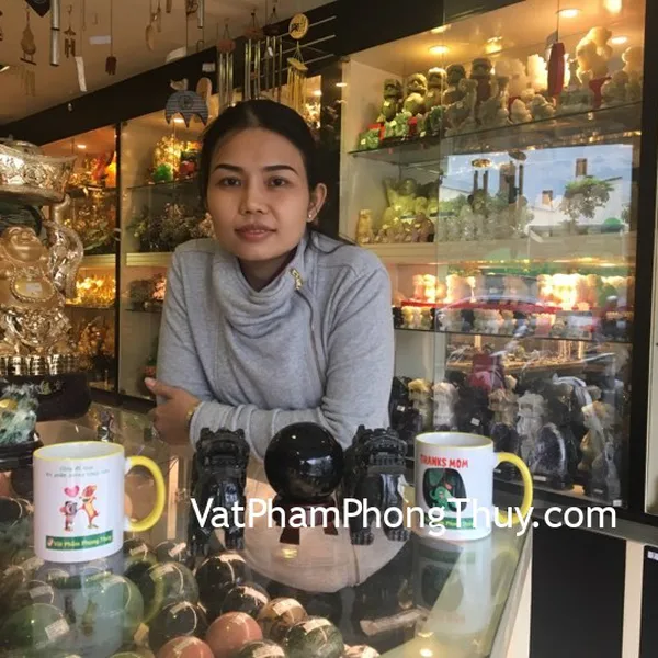 Chị Nguyên - khách hàng mua cặp Tỳ Hưu Bắc Kinh đen trung BKD-M, quả cầu đá hắc ngà M187-S5-3052