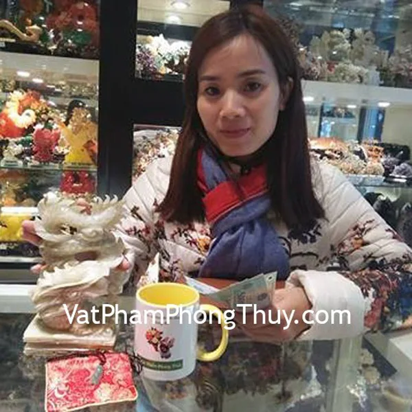 Chị Nga - khách hàng mua tượng rồng cẩm thạch N075 và mặt ve ngọc phỉ thuý
