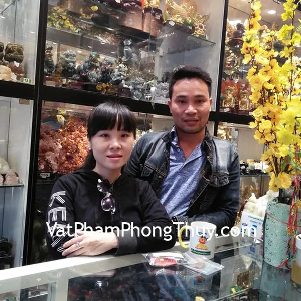 Chị Phương- khách hàng mua tỳ hưu đeo cổ thạch anh trắng S406, đá mắt mèo S931, đá hắc ngà S6065; chuỗi mắt mèo S6429 và phật Hư Không Tạng mắt mèo S6720-2