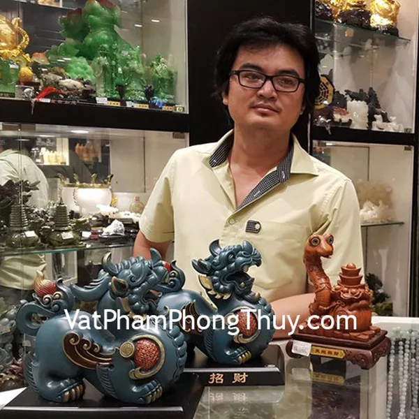 Anh Bình - khách hàng mua cặp tỳ hưu xanh kiểu cổ C050A và tượng rắn gỗ ôm tiền E109