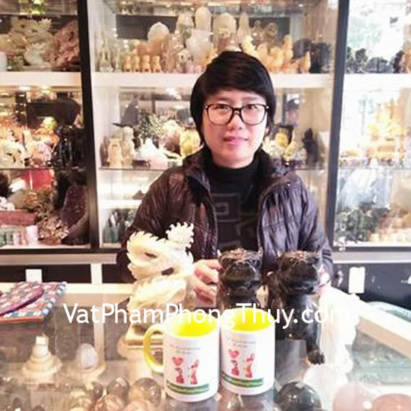 Chị Thuý Nga - khách hàng mua tượng tỳ hưu Độc Ngọc và rồng cẩm thạch đứng N075