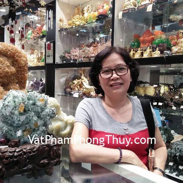 Cô Huyền - khách hàng mua chuỗi thạch anh tím đậm Uruguay S6360-S3-1230