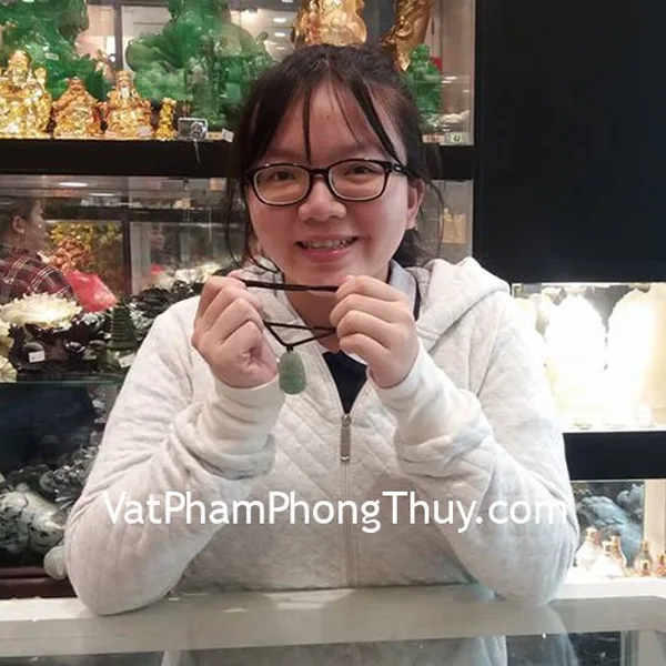 Chị Thủy - khách hàng mua mặt phật Phổ Hiền Bồ Tát ngọc đông linh S6338-4