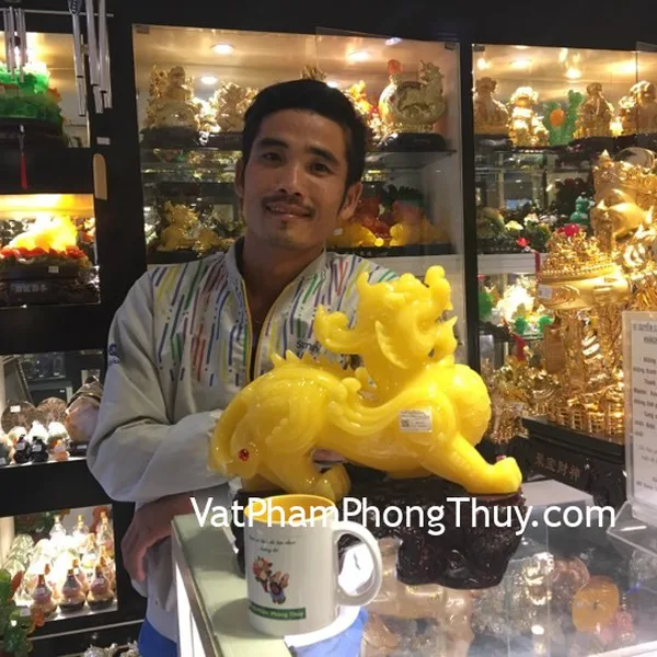 Anh Toản - khách hàng mua Tỳ hưu ngọc vàng đế gỗ C043A