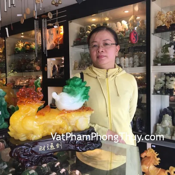 Chị Hồng Vân - khách hàng  mua Tỳ Hưu lưu ly ngọc vàng kéo xe bắp cải C040A