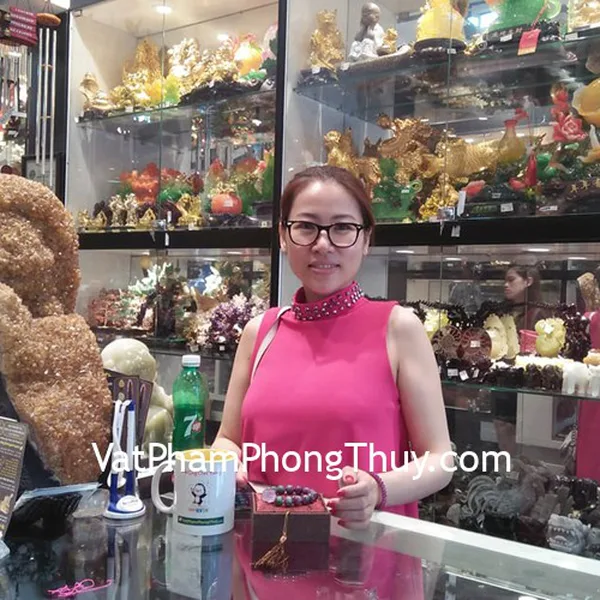 Chị Linda - khách hàng  mua chuỗi ruby Nam Phi S6245-S3-12826 và mặt tỳ hưu thạch anh tím vảy rồng S763