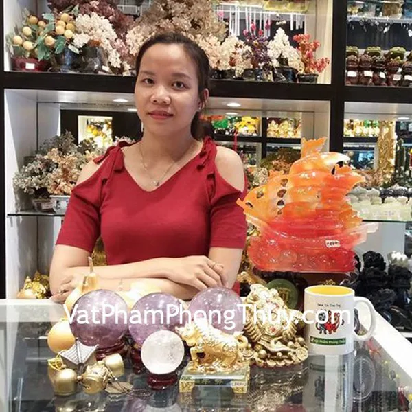 Chị Hiền - khách hàng mua phong thủy luân hoàng long M111, thuyền rồng đỏ C187A, thiềm thừ đồng lớn D214, gậy như ý hoàng long GM075, chuông gió đồng CG1259, quả cầu thạch anh tím GM142-6972 và quả cầu thạch anh trắng Gm148-1457