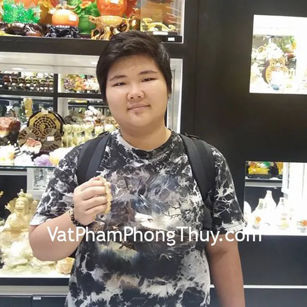 Chị Mai Oanh - khách hàng mua chuỗi thạch anh tóc vàng S6665 và chuỗi đá thanh kim S6266