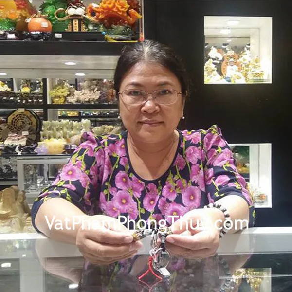 Chị Nhung - khách hàng phong thủy mua vòng tay phỉ thúy S6677 và S6692; móc khóa tỳ hưu S6418 và S6096 và nhẫn mẫu đơn S843
