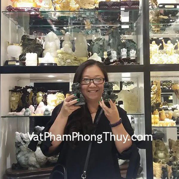 Chị Nguyên - khách hàng mua cặp sư tử  đá lam ngọc DT153