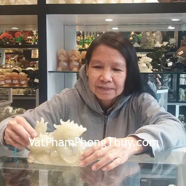 Cô Bé- khách hàng mua tượng rồng cẩm thạch N076-1