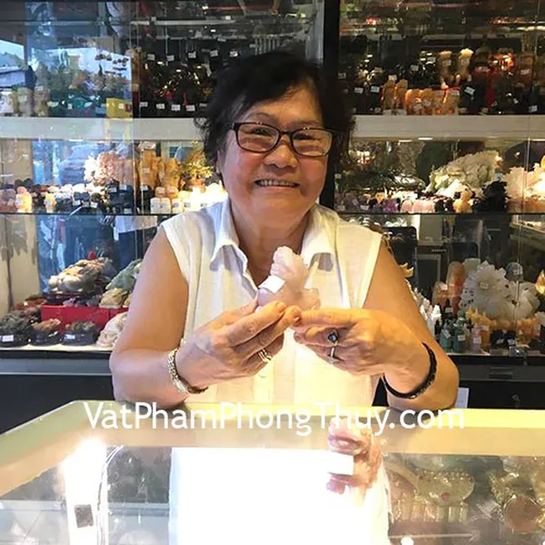 Cô Minh - khách hàng mua tỳ hưu thạch anh hồng M168