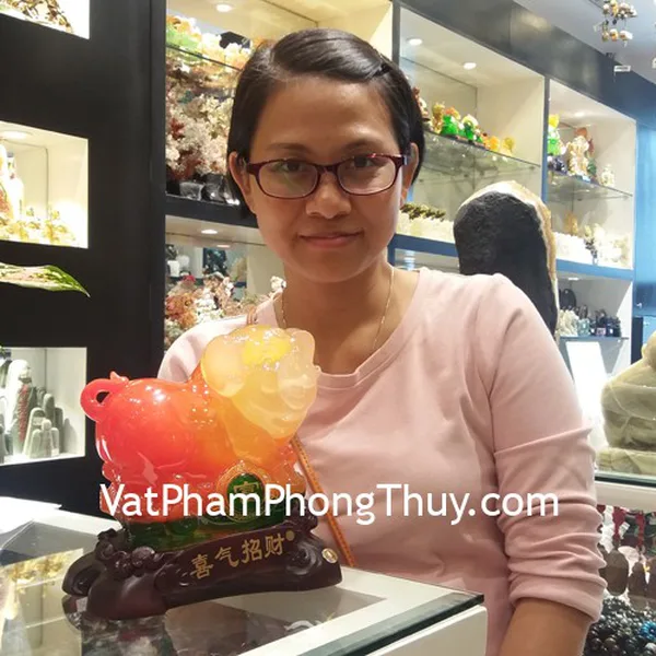 Chị Trâm - khách hàng mua tượng heo H389G và vòng tay S971