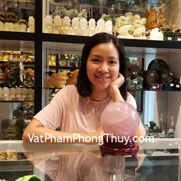 Chị Châu - khách hàng mua quả cầu thạch anh hồng M181-12474