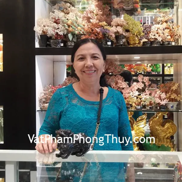Cô Hân - khách hàng mua tỳ hưu bắc kinh đen trung BKD-M