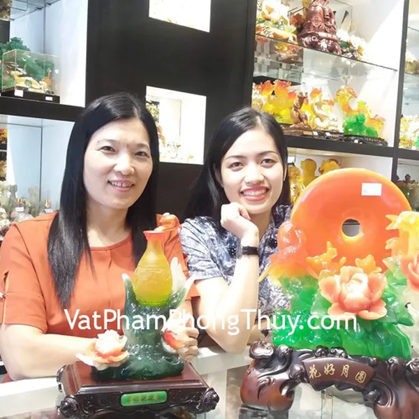 Chị Hoa Mỹ - khách hàng mua bình tài lộc như ý C173A