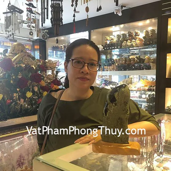 Chị Ngọc Anh - khách hàng mua khối cẩm thạch Serpentine xanh V168-S5-1202