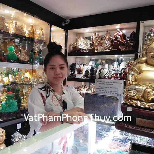 Chị Thanh Uyên - khách hàng mua tỳ hưu đông linh vảy rông S932 và chuỗi phỉ thúy xanh đậm S6676