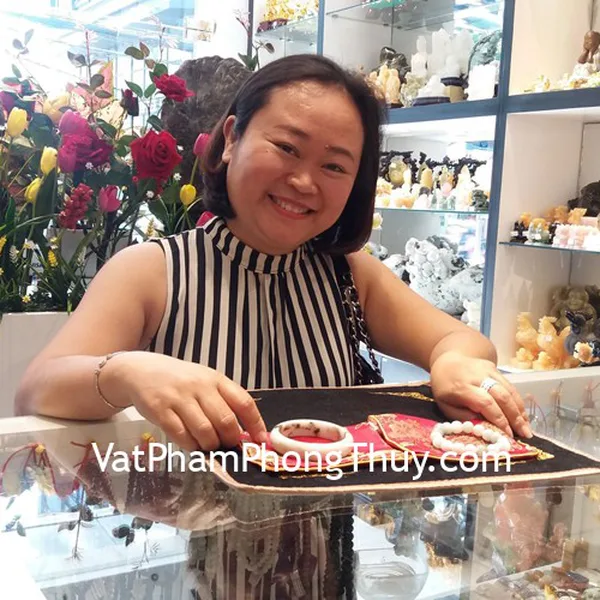 Chị Loan - khách hàng mua vòng ngọc phỉ thúy VM106-9165 và chuỗi phỉ thúy búp mẫu đơn S6789