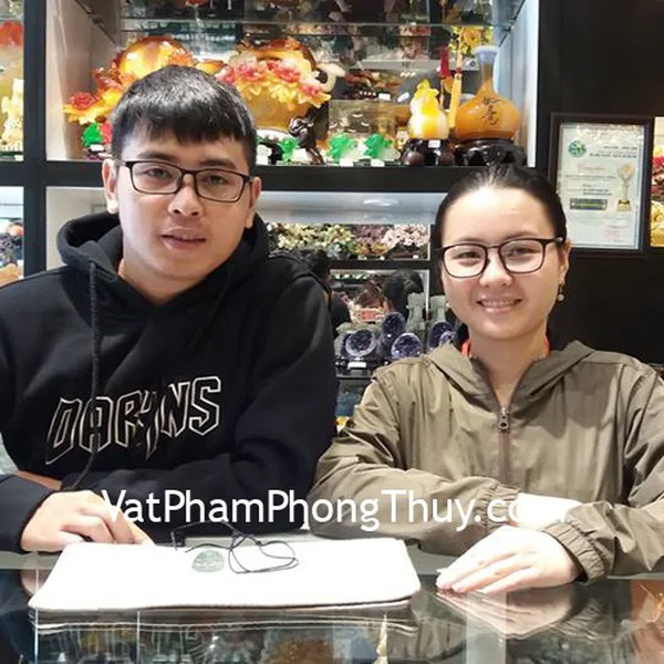 Chị Nhung - khách hàng mua mặt phật bản mệnh phỉ thúy tuổi Ngọ S6507-5 và tuổi Tuất S6864-8