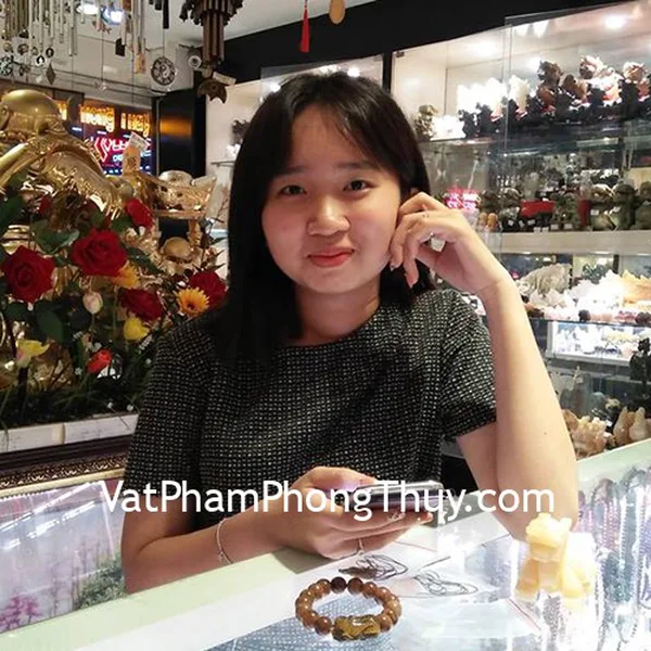 Chị Dung - khách hàng mua Mặt ve phỉ thúy, ve thạch anh hồng, chuỗi phỉ thúy vàng nâu, tỳ hưu mắt mèo và long quy.