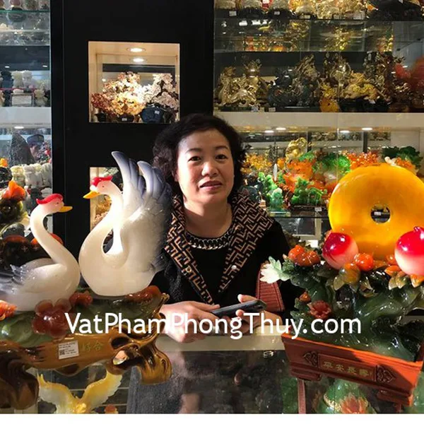 Cô Hạnh - khách hàng mua tượng thiên nga A171 và tượng đào tiên LN213