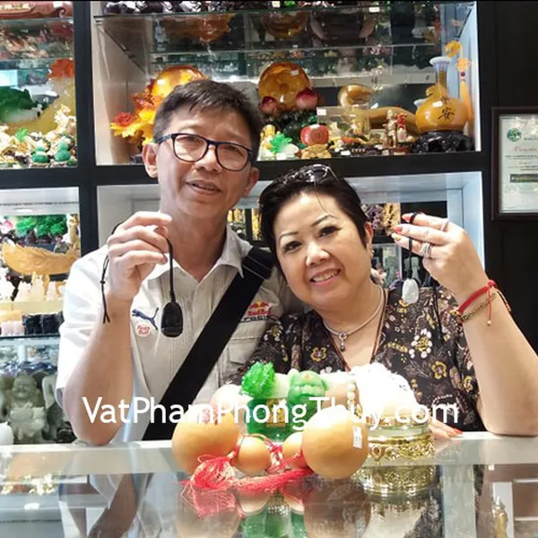 Vợ chồng cô Hà - khách hàng mua tượng heo cõng bắp cải xanh LN022, thiềm thừ trắng LN104, hồ lô tự nhiên CC2025 và mặt phật bản mệnh bình an cho tuổi S6865, S6340, S6337, S6484, S6842