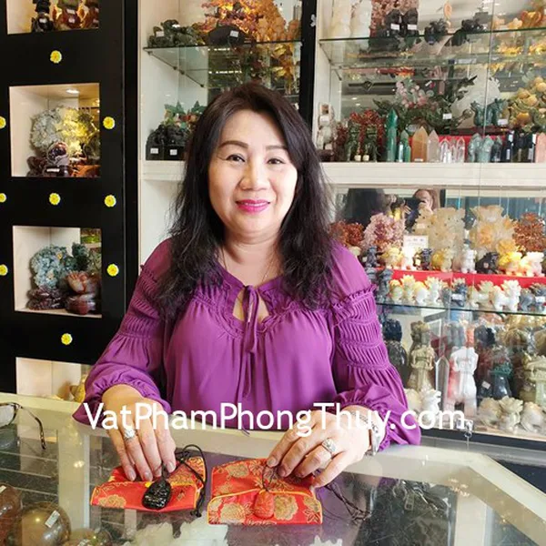 Chị Ngọc - khách hàng mua Phật Hư không tạng bồ tát đá Hắc ngà, Phật Hư không tạng bồ tát đá mã não đỏ