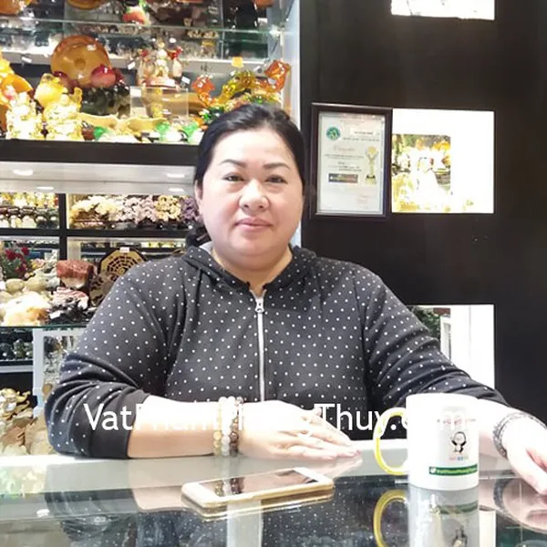 Chị Tâm - khách hàng mua chuỗi đá mặt trăng ánh xanh S6742-5609
