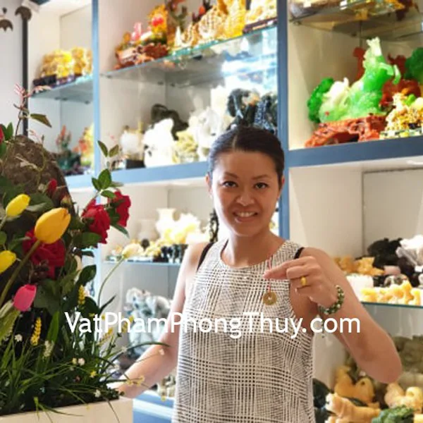 Chị Xuyến Nguyễn - khách hàng mua mặt heo ngọc S6872 và dây rút S159