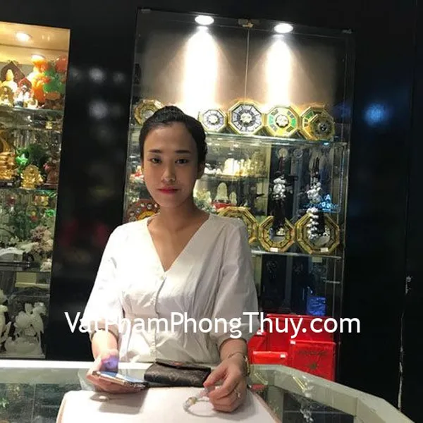 Chị Trang - Khách hàng mua Vòng tay đá Morgan ngân hà