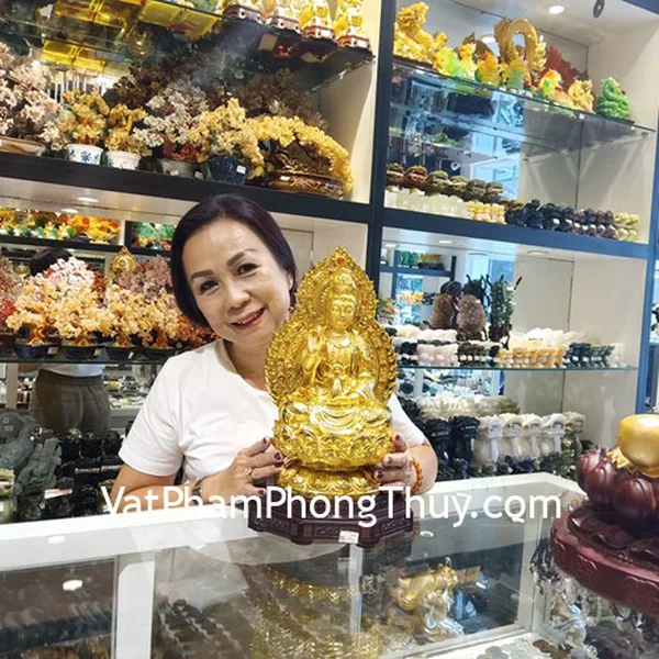 Cô Lê An - khách hàng mua tượng phật Quan Âm vàng trung H257G