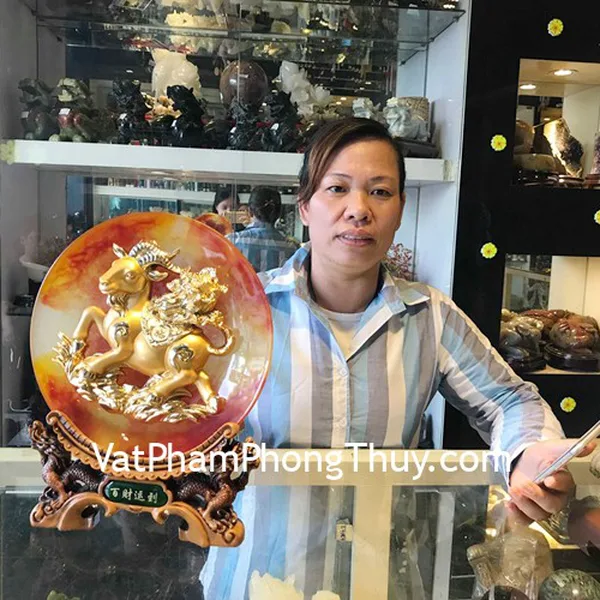 Chị Ly - khách hàng mua Dê vàng mặt trăng tròn H077G