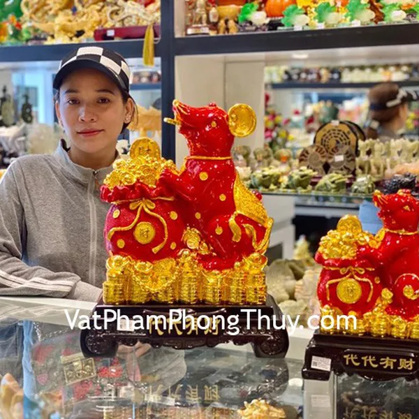 Chị Mỹ - khách hàng mua tượng chuột đỏ ôm tim vàng TM004 và chuột đỏ ôm tim vàng TM007