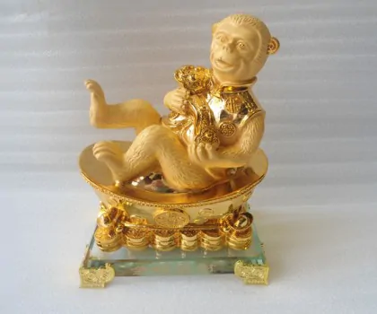 Khỉ thần tài ôm như ý trên nguyên bảo đế thủy tinh - kim hầu tụ tài K069M