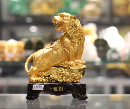 Hổ vàng trên núi đá nhỏ đế gỗ - Phước đáo FC123A