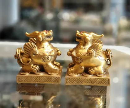 Tỳ hưu có cánh ngồi đế vuông FD320