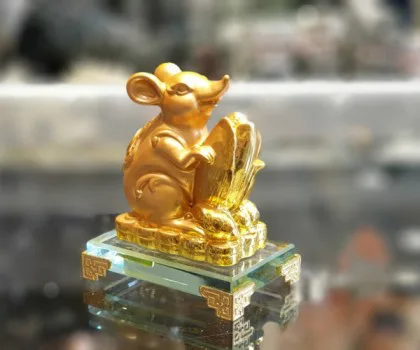 Chuột vàng ôm bắp vàng trên đế thuỷ tinh FTM030