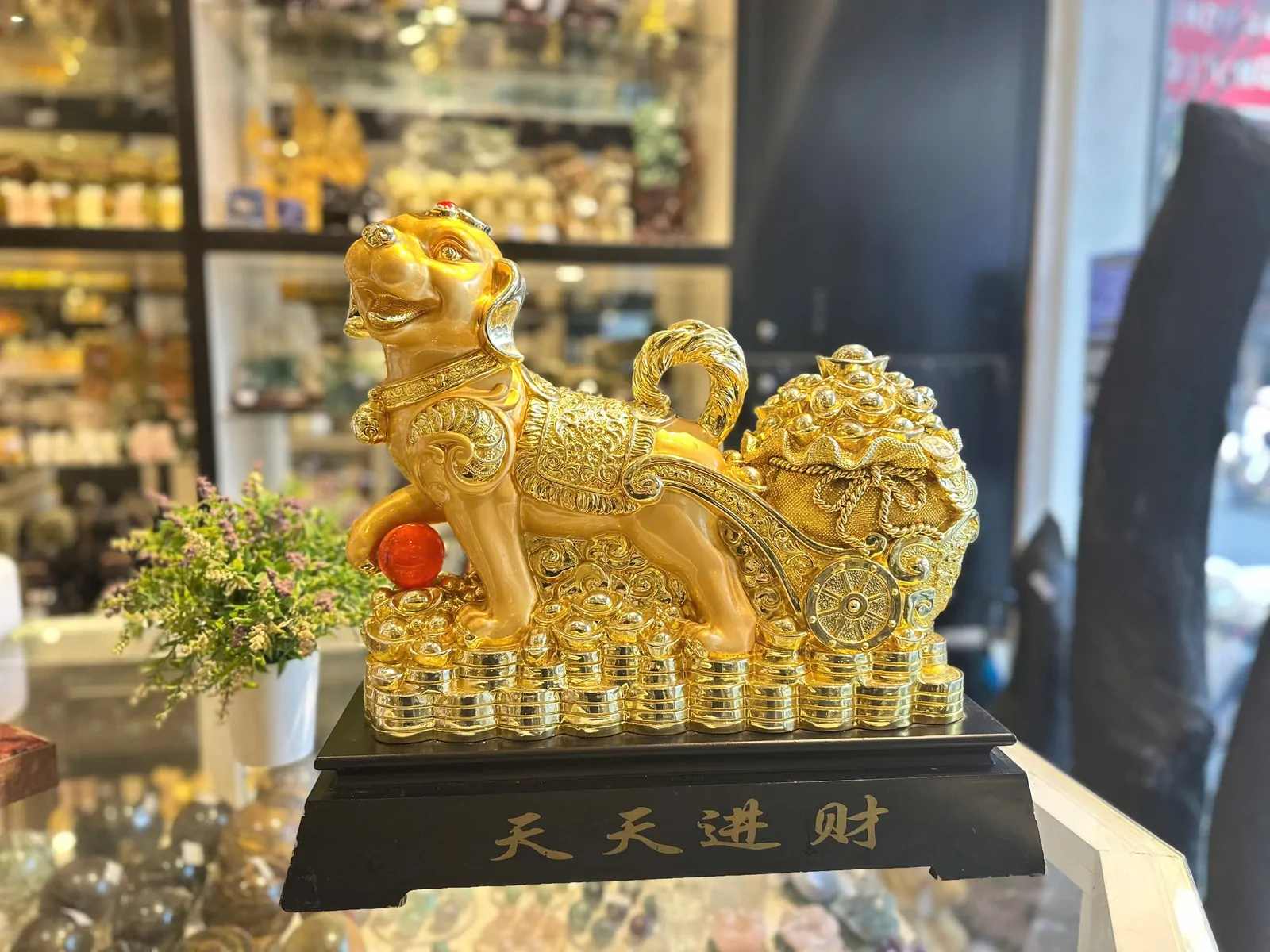 Chó vàng kéo xe vàng lớn - Thiên thiên tiến tài C003A