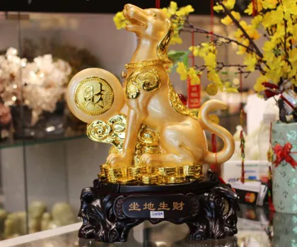 Chó vàng tài lộc ôm trăng vàng - Sinh địa sinh tài C008A
