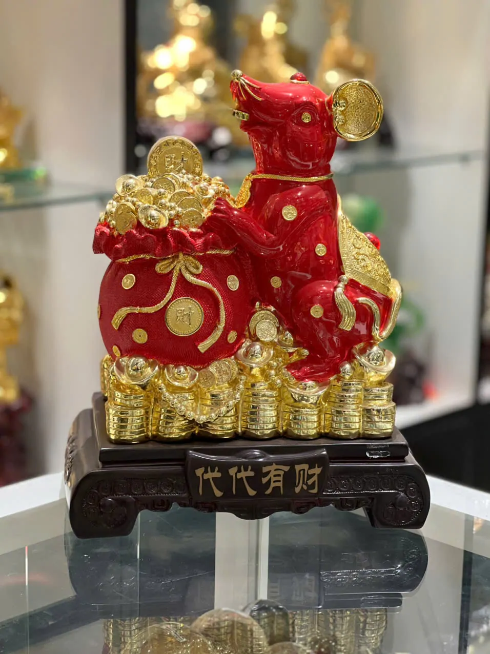 Chuột đỏ ôm tim vàng đỏ trên đống vàng - Đời đời hữu tài TM004