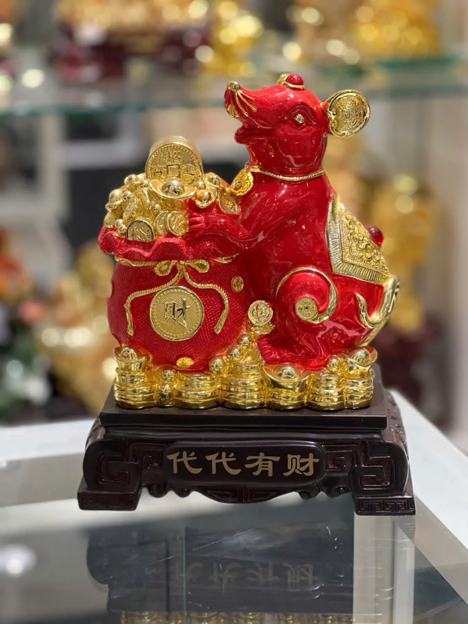 Chuột đỏ ôm túi tiền đỏ trên đống vàng - Đời đời hữu tài TM007